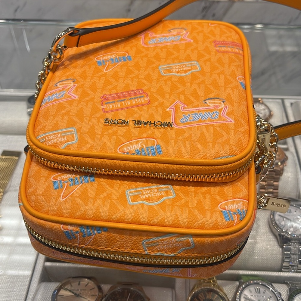 MICHAEL KORS
J Set Md Printed Signature Logo Crossbody NS CHAIN XBODY
POP ORANGE - Picture 6 of 16